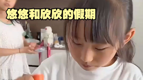悠悠和欣欣玩磁力铃铛