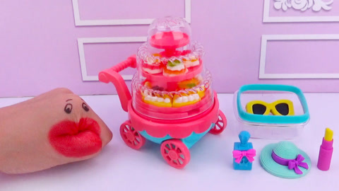 帽子口红橡皮和蛋糕车软糖